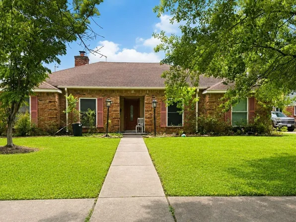 423 Woodvine Dr, Seabrook, TX 77586