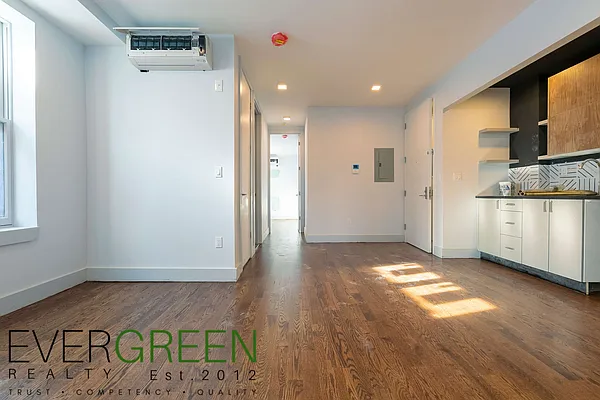 Rented by Evergreen Apartments BK | media 6