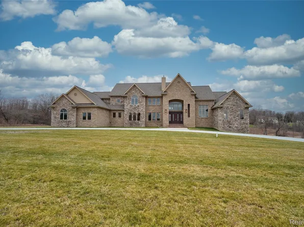 8498 Highgrove Ct, Grand Blanc, MI 48439