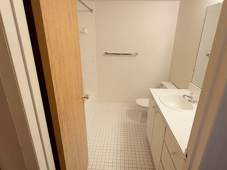 Lakeside Village Apartments — Photo 124