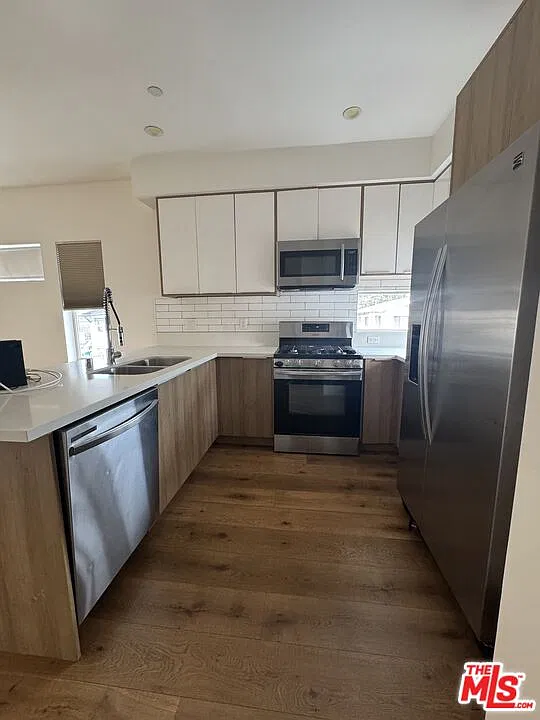 3 bed, 3.5 bath, 1350 sqft, $3,800 — Photo 3