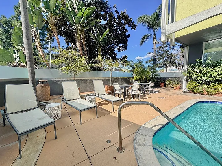 Wilshire Embassy Apartments — Photo 22