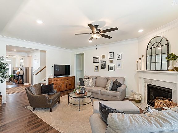 5th image of 102 Farrier Ln