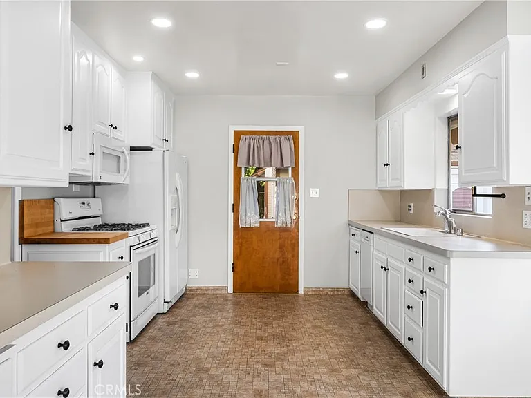 243 N Grand St — Photo 11