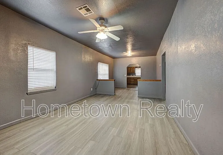 321 SE 25th St — Photo 3