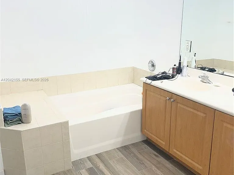 5347 SW 40th Ave — Photo 8