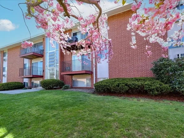 8 Crescent Dr APT 6, Andover, MA 01810