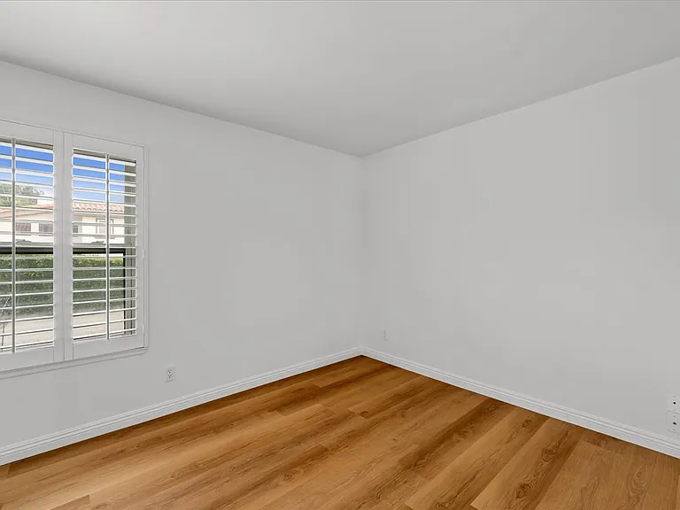 2222 Pier Ave — Photo 8