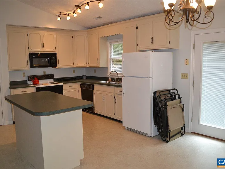 15 Englewood Dr — Photo 8