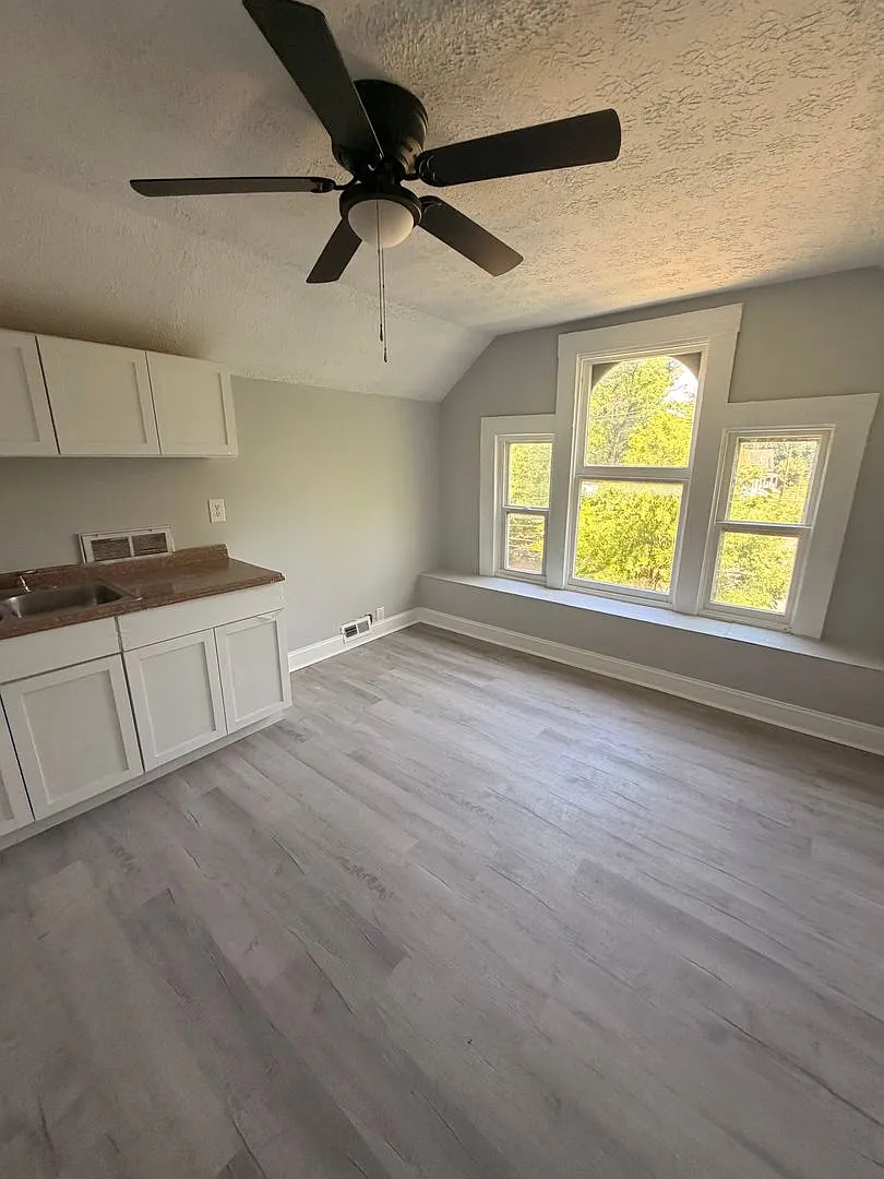 4140 W Broadway — Photo 3