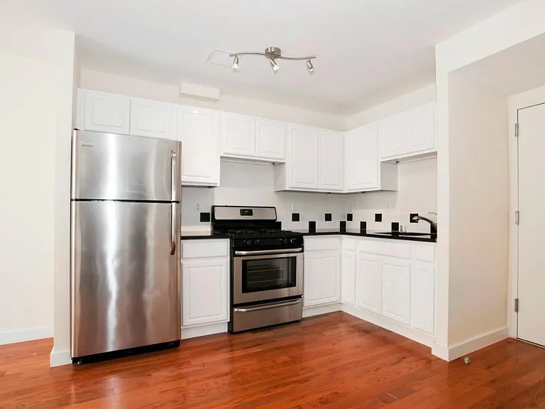 960 Willoughby Ave #3E — Photo 2