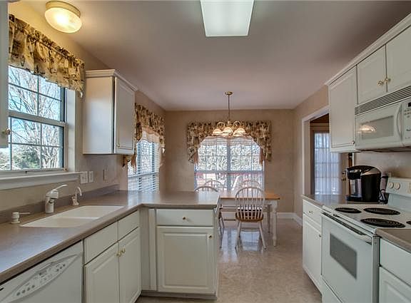 4th image of 1406 Clairmonte Cir