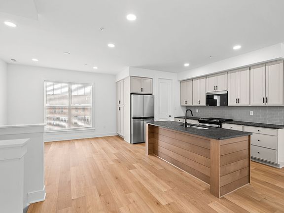 3rd image of 4020 Benton Way