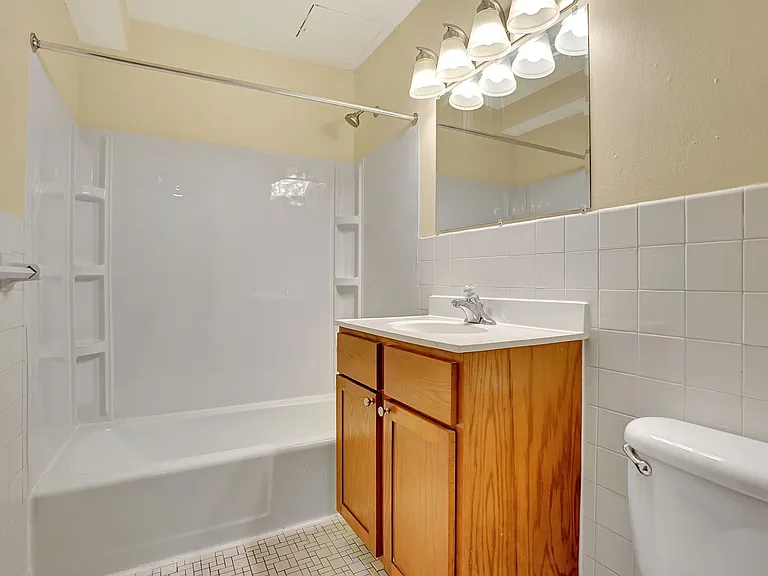 Hennepin Apartments — Photo 28