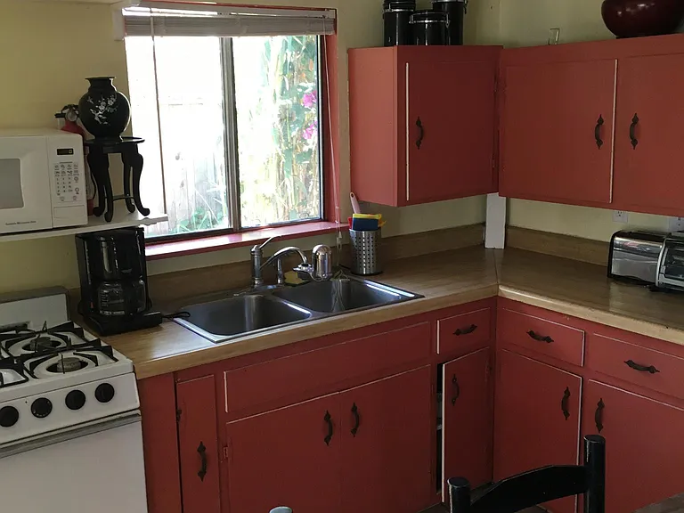 Kitchen with gas stove, deep sinks, microwave, toaster. Completely equipped.