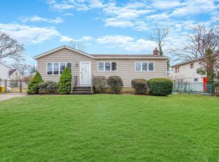 411 Jefferson St, Massapequa, NY 11758