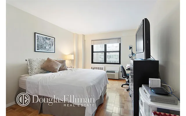 Rented by Douglas Elliman | media 23