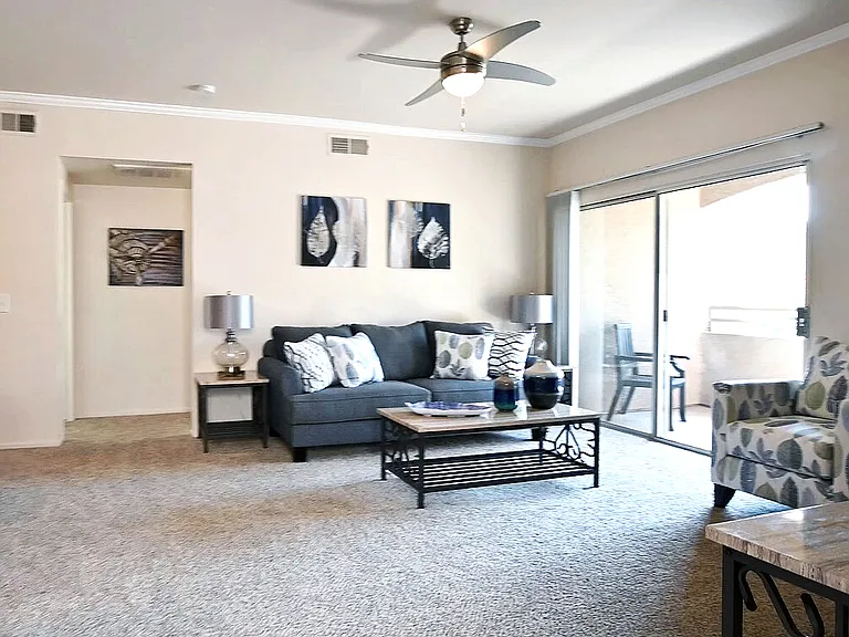 San Tropez Apartments — Photo 11
