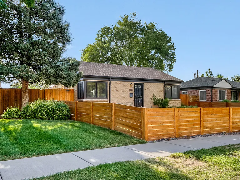 2215 Syracuse St — Photo 3