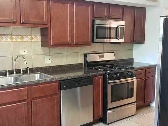 4th image of 620 Broadmoor Dr #B