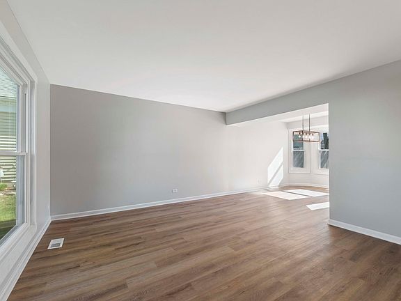 3rd image of 3124 Gresham Ln W