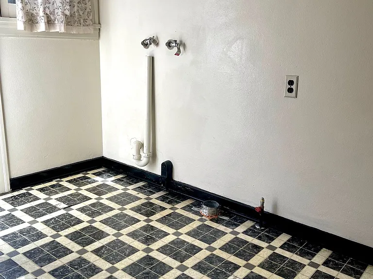 410 W Walnut St — Photo 25