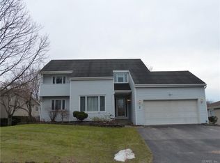 7 Empress Ct, Penfield, NY 14526