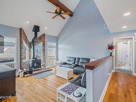 4th image of 1368 N Shorewood Ln
