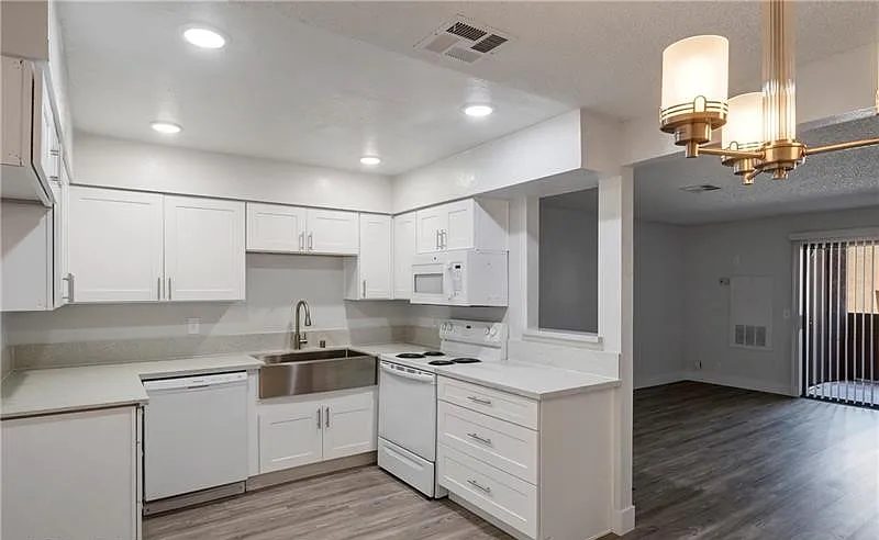 1 bed, 704 sqft, $1,195 — Photo 3