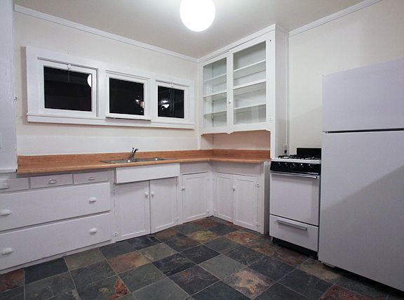 4th image of 1520 1/2 Bath St