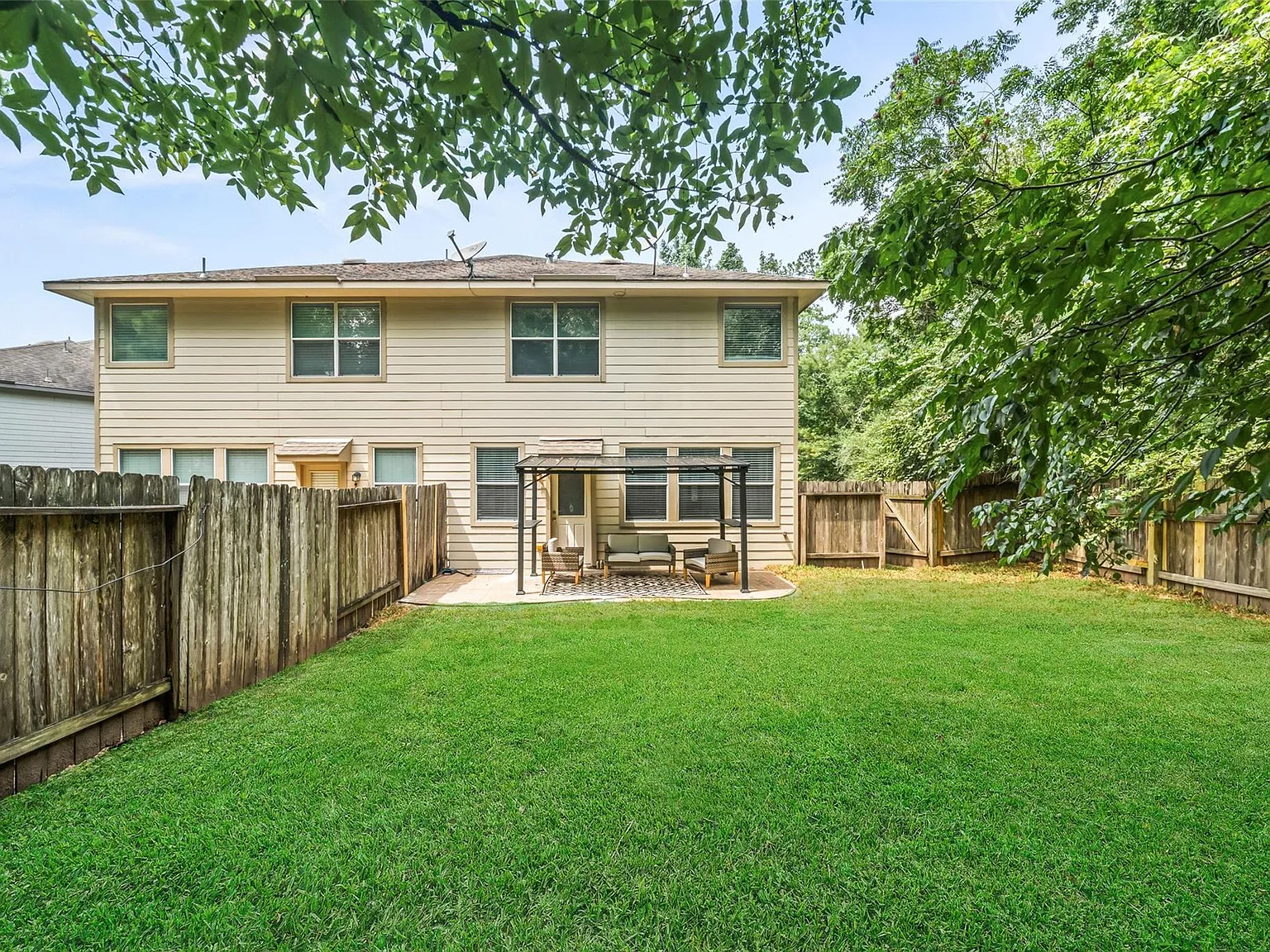 3 bed, 2.5 bath, 1627 sqft, $2,000 — Photo 4
