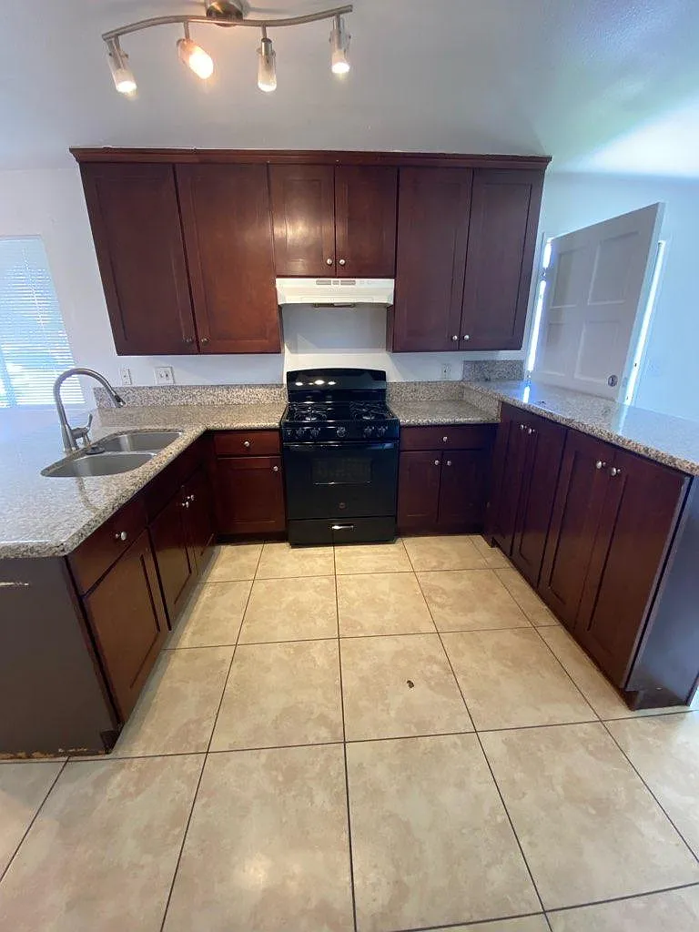 2 bed, 900 sqft, $1,950 — Photo 1