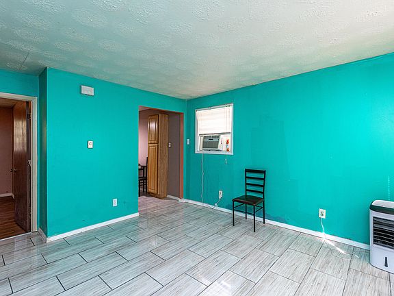 4th image of 415-417 Oak St
