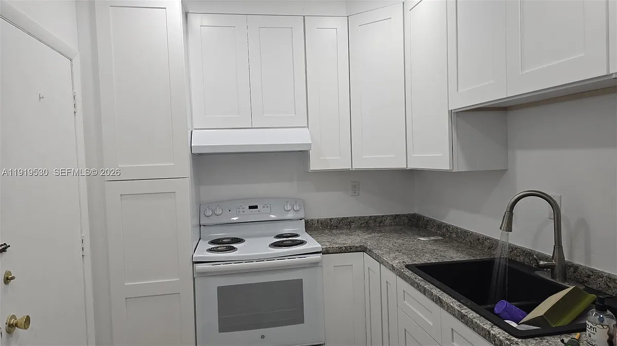 Building Photo - 9159 SW 77th Ave #211