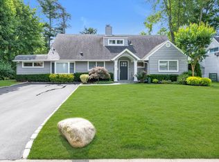 14 Ridge Dr E, Roslyn, NY 11576