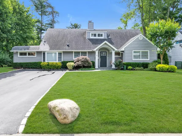 14 Ridge Drive E, Roslyn, NY 11576