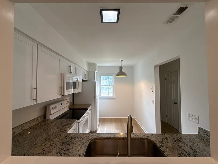 2 bed, 1.5 bath, 1068 sqft, $1,700 — Photo 3