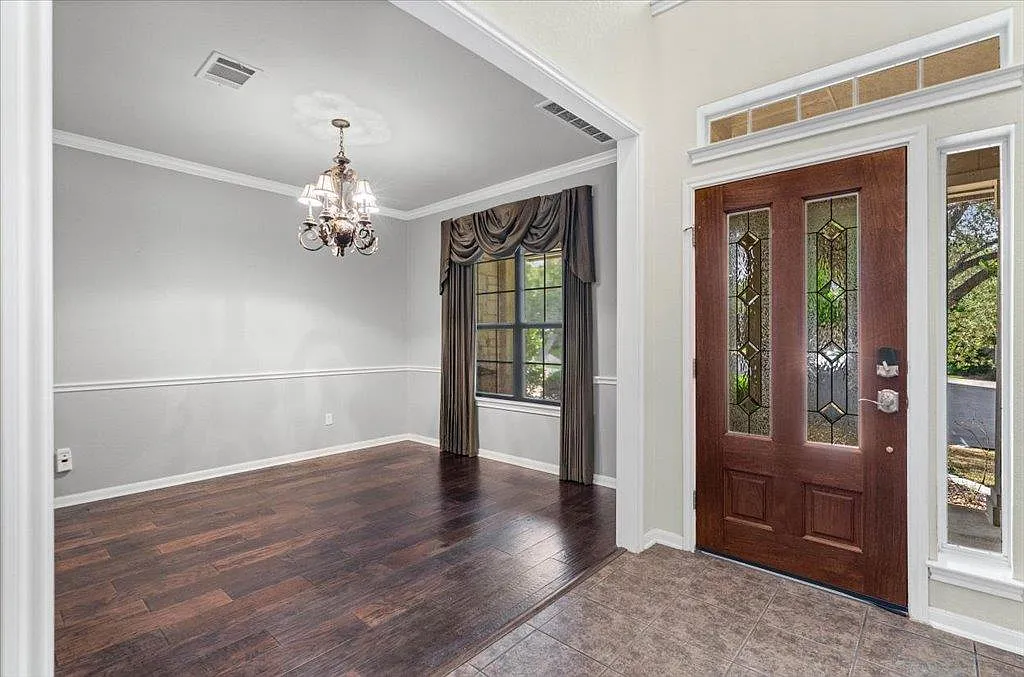 5 bed, 3.5 bath, 3824 sqft, $5,700 — Photo 2