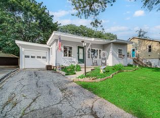 909 Pershing Dr, Wauconda, IL 60084