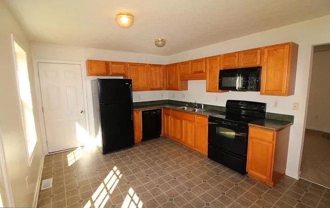 135 Escalade Ln — Photo 2