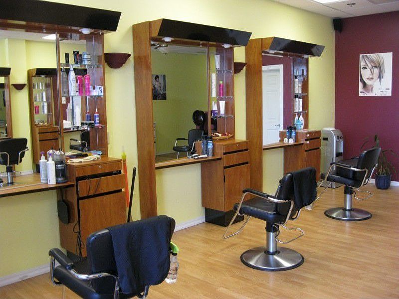 Open layout w/ 6 Stylist Stations