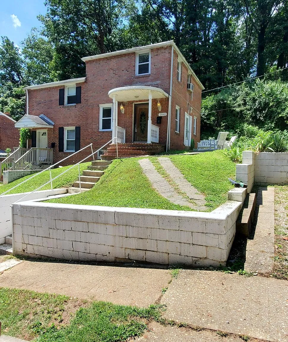 2440 S Oxford Street — Photo 1