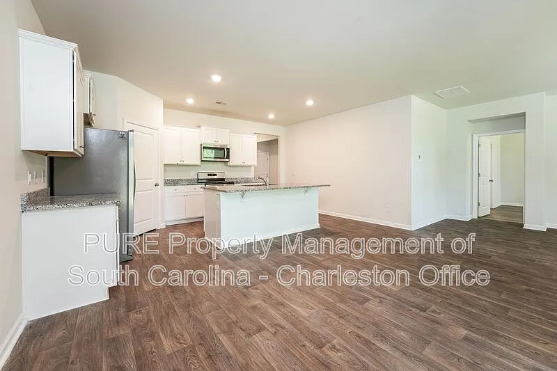 4 bed, 2.0 bath, 1800 sqft, $2,300 — Photo 4