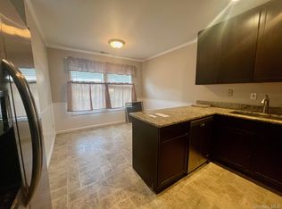 28 Stratford Cir, Farmingdale, NY 11735