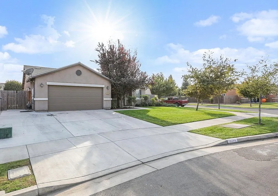 2423 W Corvina Ave — Photo 2
