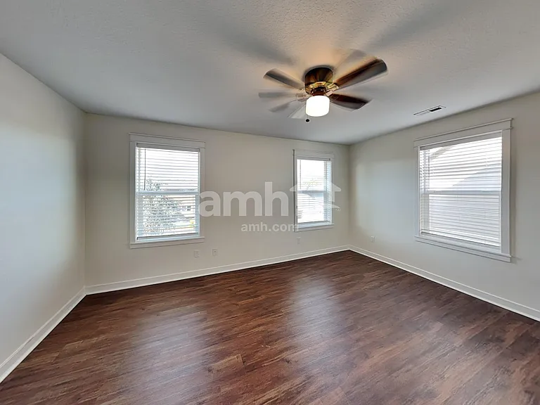 1027 E 16th St — Photo 8