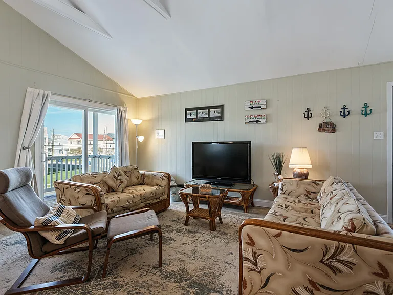 606 W Beach Ave — Photo 25