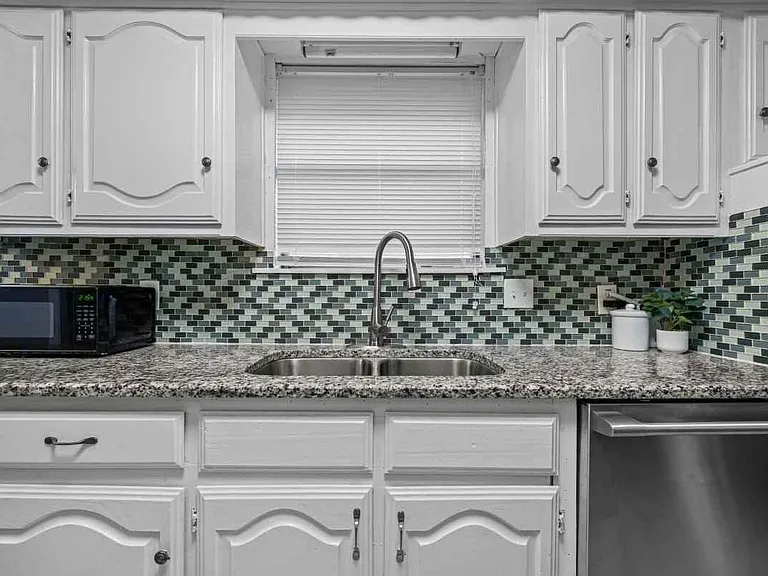 Greenbriar Dr — Photo 8