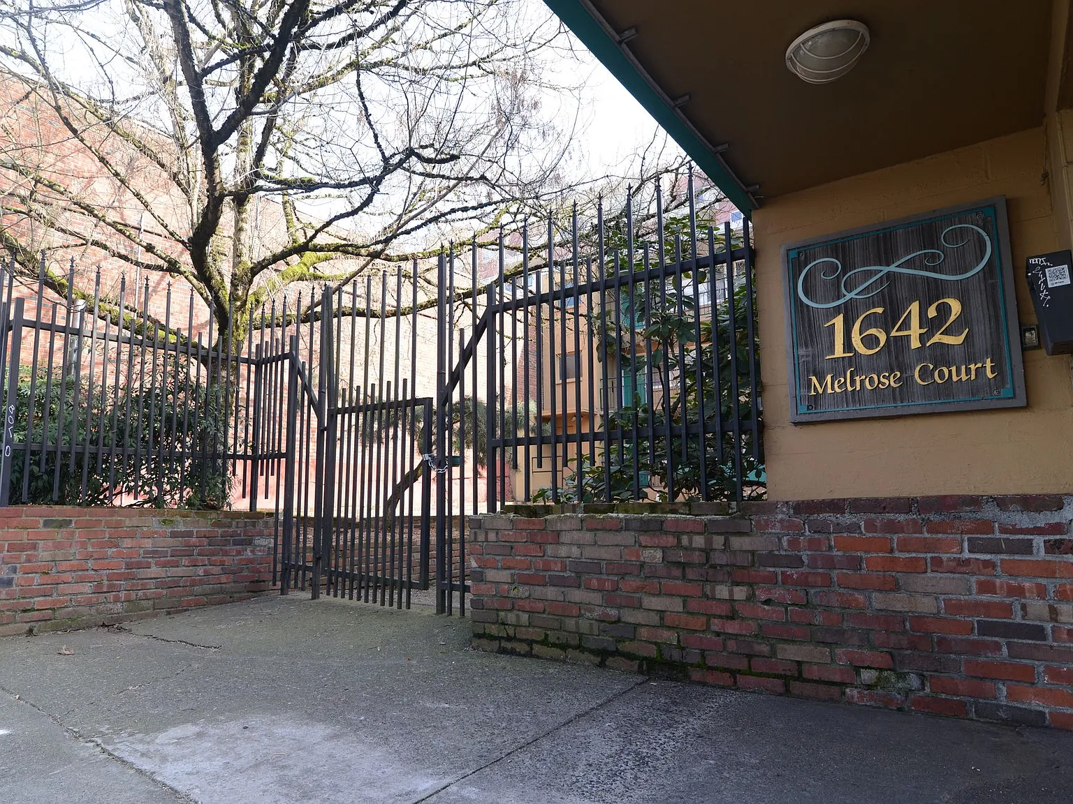 Melrose Court Apartments — Photo 1