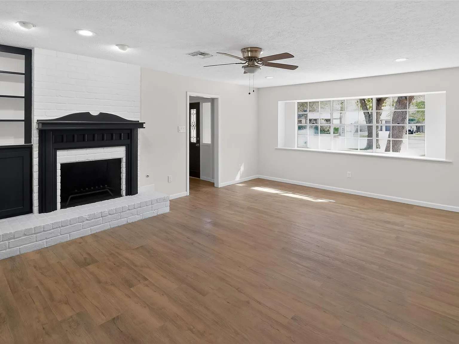 5 bed, 2.5 bath, 2782 sqft, $2,800 — Photo 2